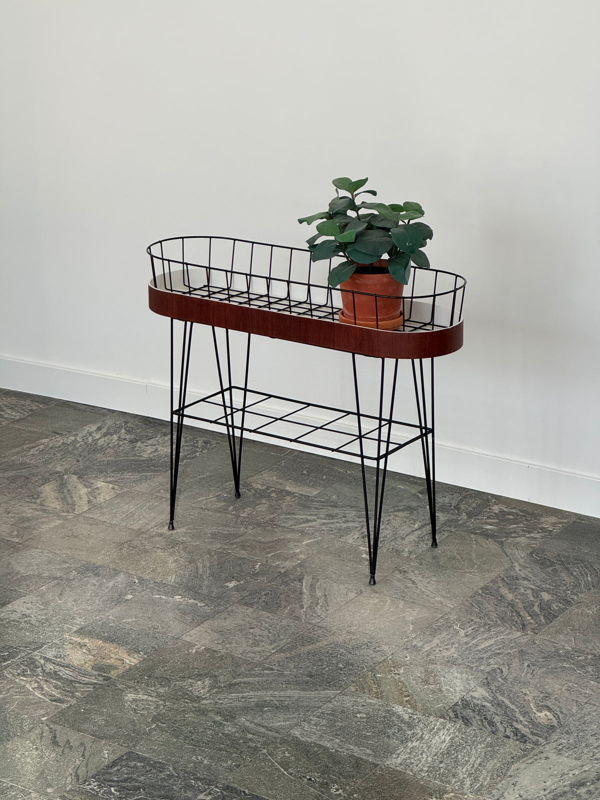 Blomsterbord ”Vici” i stringmodell, teak
