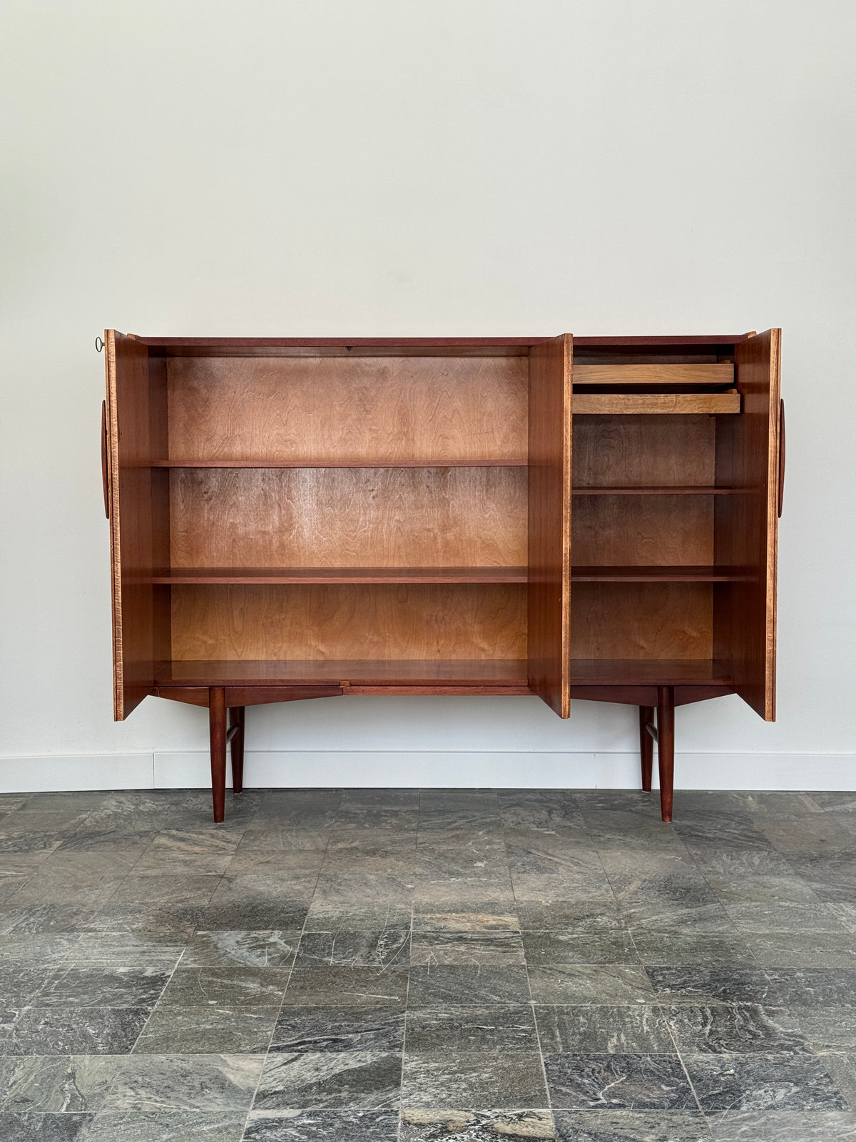 Highboard i mahogny och björk