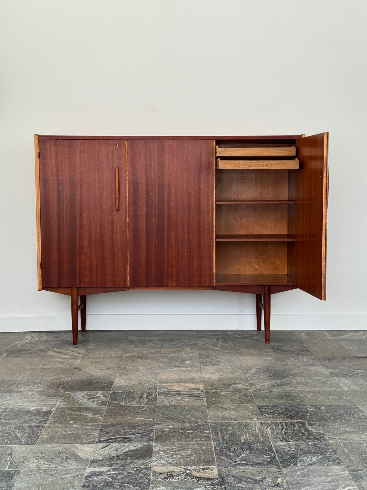 Highboard i mahogny och björk
