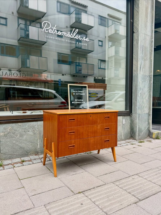 Svensktillverkad byrå i teak med bockben