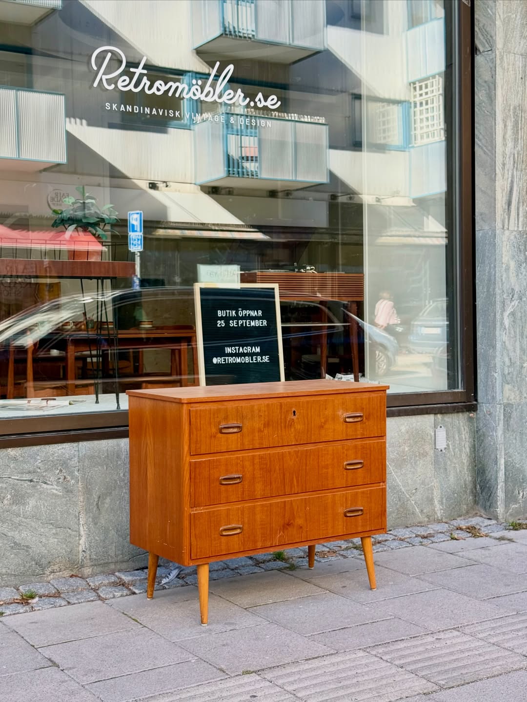 Svensktillverkad byrå i teak och ek