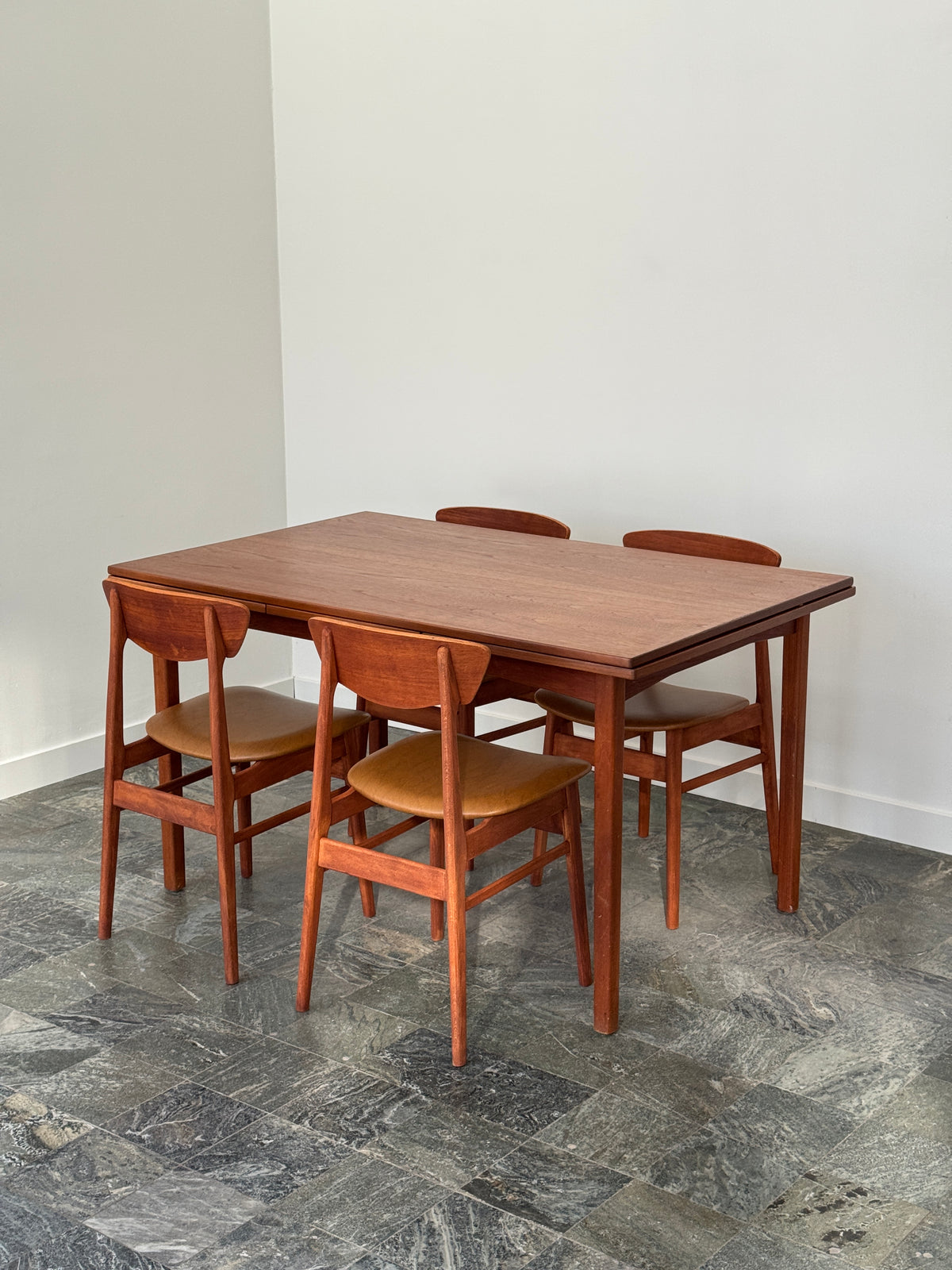 Matstolar i Farstrup stil, teak och bok
