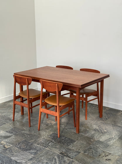 Matstolar i Farstrup stil, teak och bok