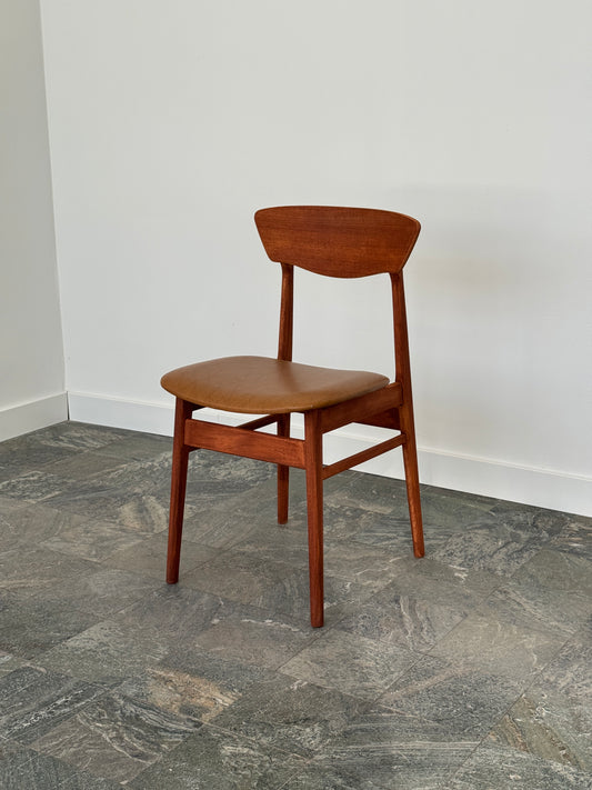 Matstolar i Farstrup stil, teak och bok